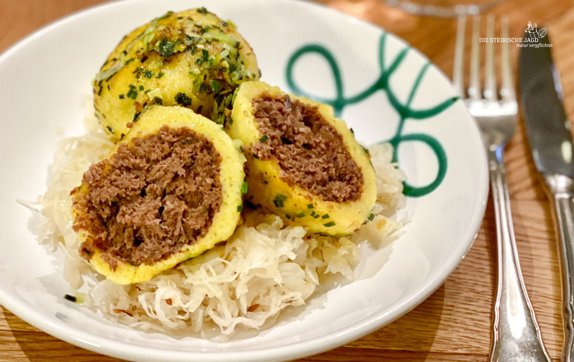 Ein Foto von Hascheeknödel auf einem Teller serviert.