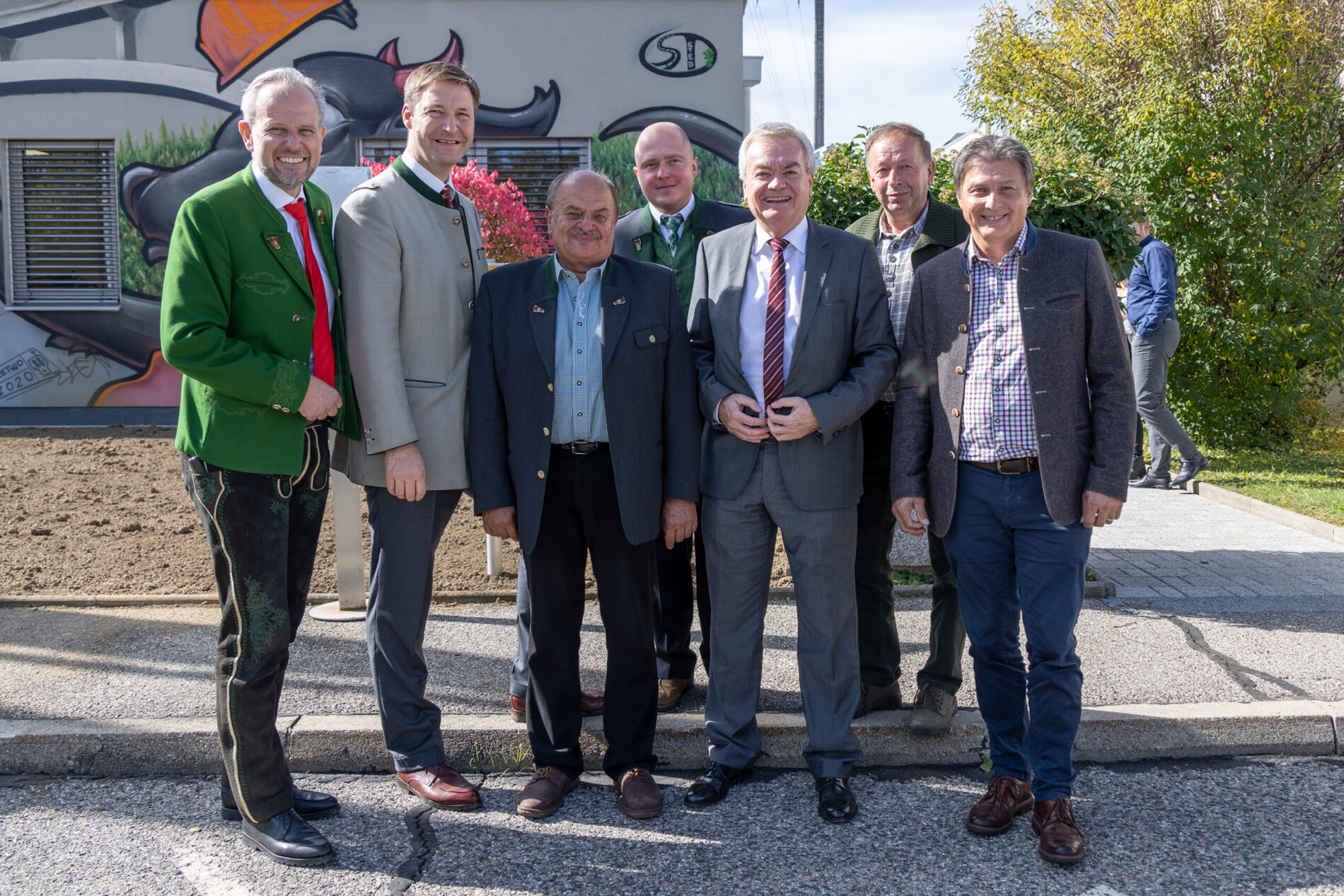 Der Landesjägermeister Franz Mayr-Melnhof-Saurau mit Verantwortlichen im Zuge des Projektes Wildtierschutz und Verkehrssicherheit.