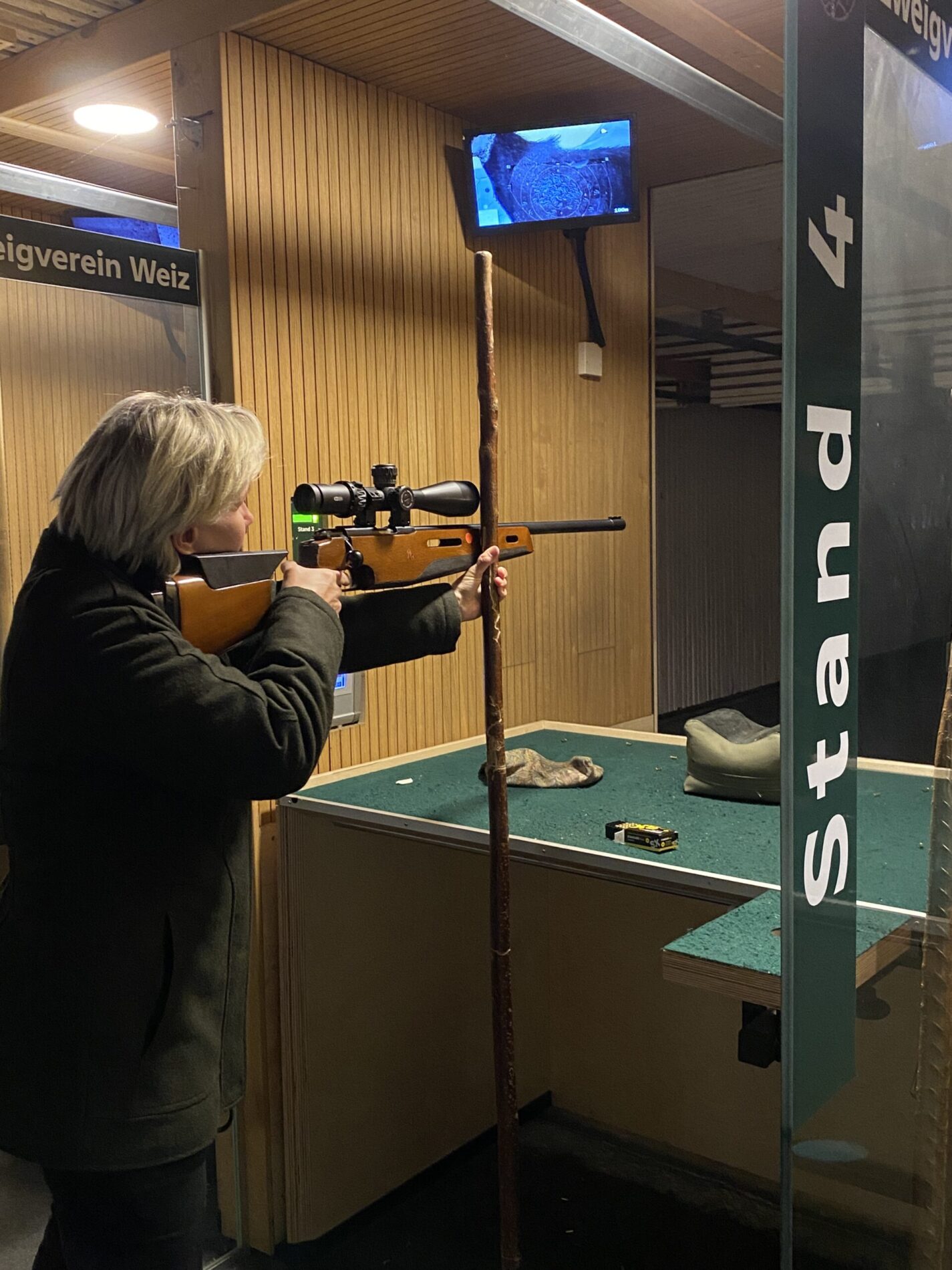 Eine Schützin in Aktion während des Landesjägermeister Kleinkaliberwettbewerbes 2023. Die Disziplin ist stehend angestrichen.