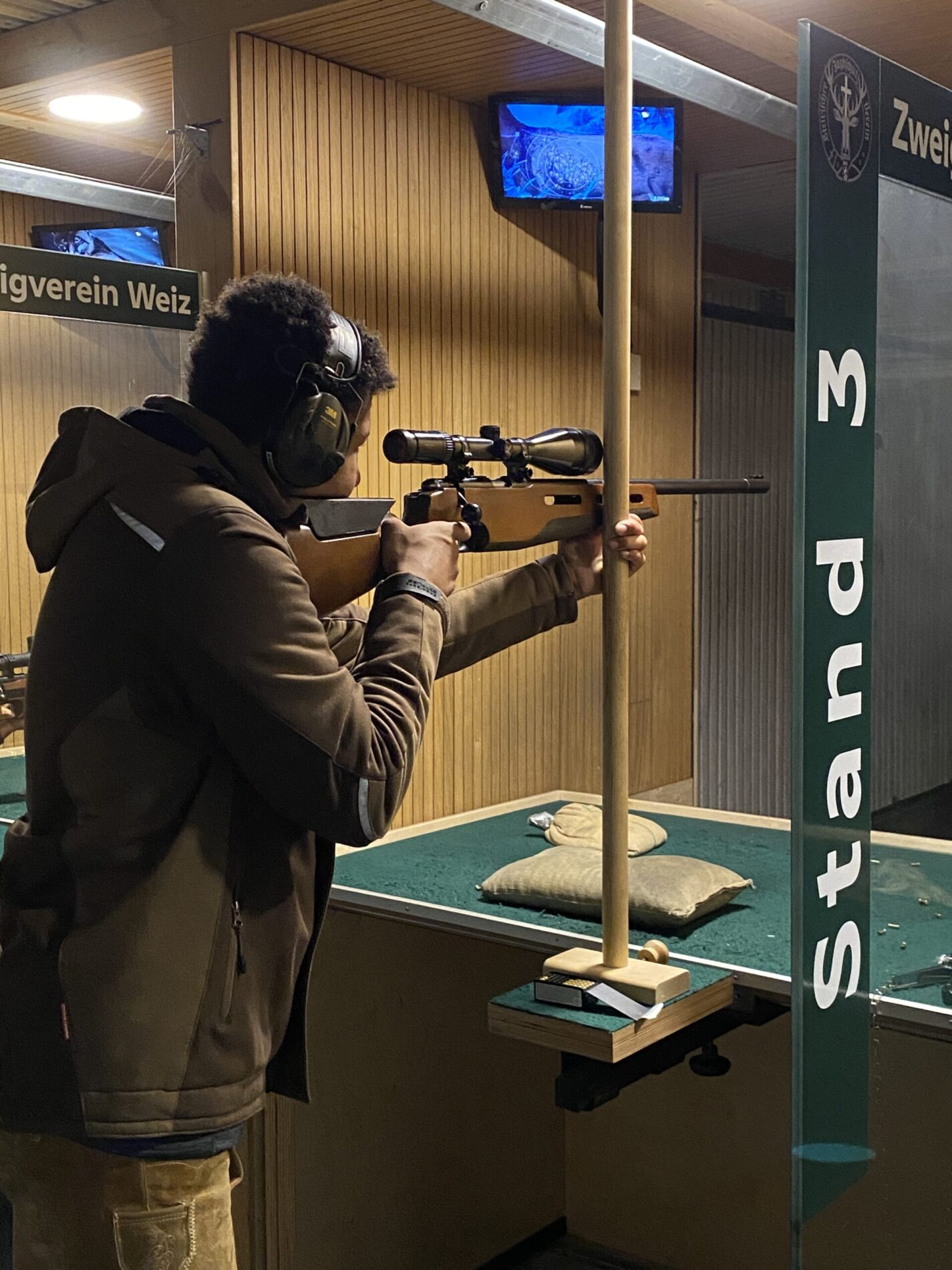 Ein Schütze in Aktion während des Landesjägermeister Kleinkaliberwettbewerbes 2023. Die Disziplin ist stehend angestrichen.