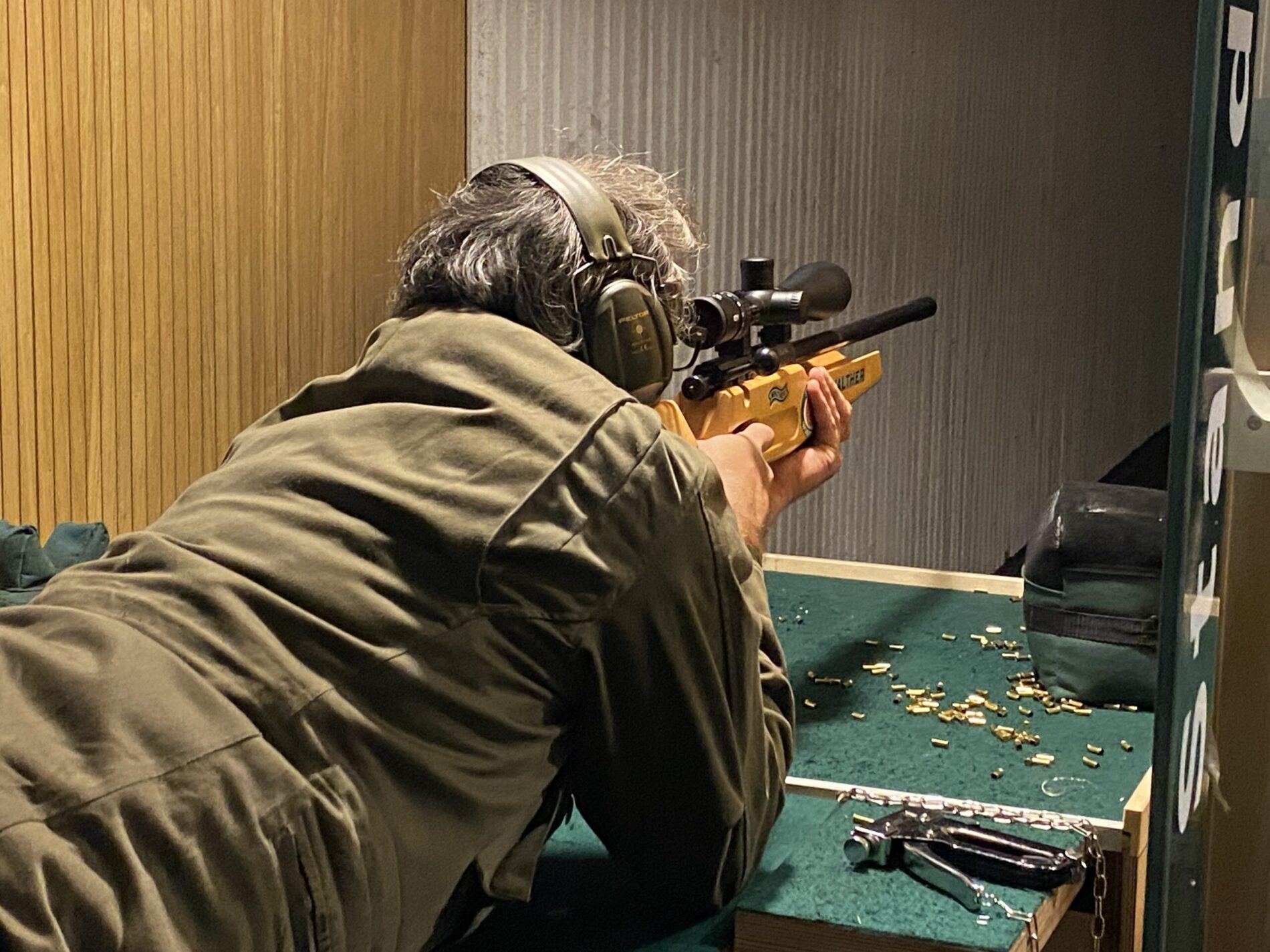 Ein Schütze in Aktion während des Landesjägermeister Kleinkaliberwettbewerbes 2023. Die Disziplin ist liegend frei.