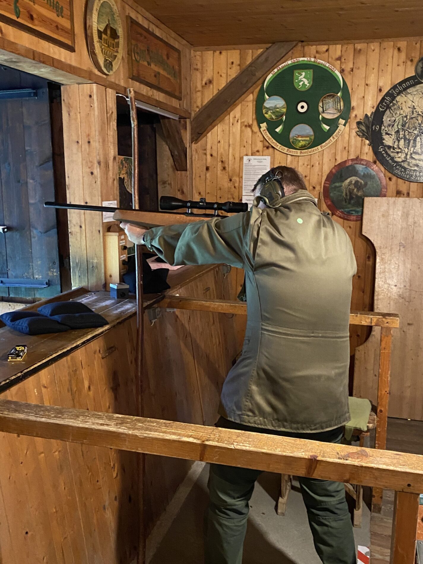 Ein Schütze in Aktion während des 3. Steirischen Jagdcups. Die Disziplin ist stehend angestrichen.