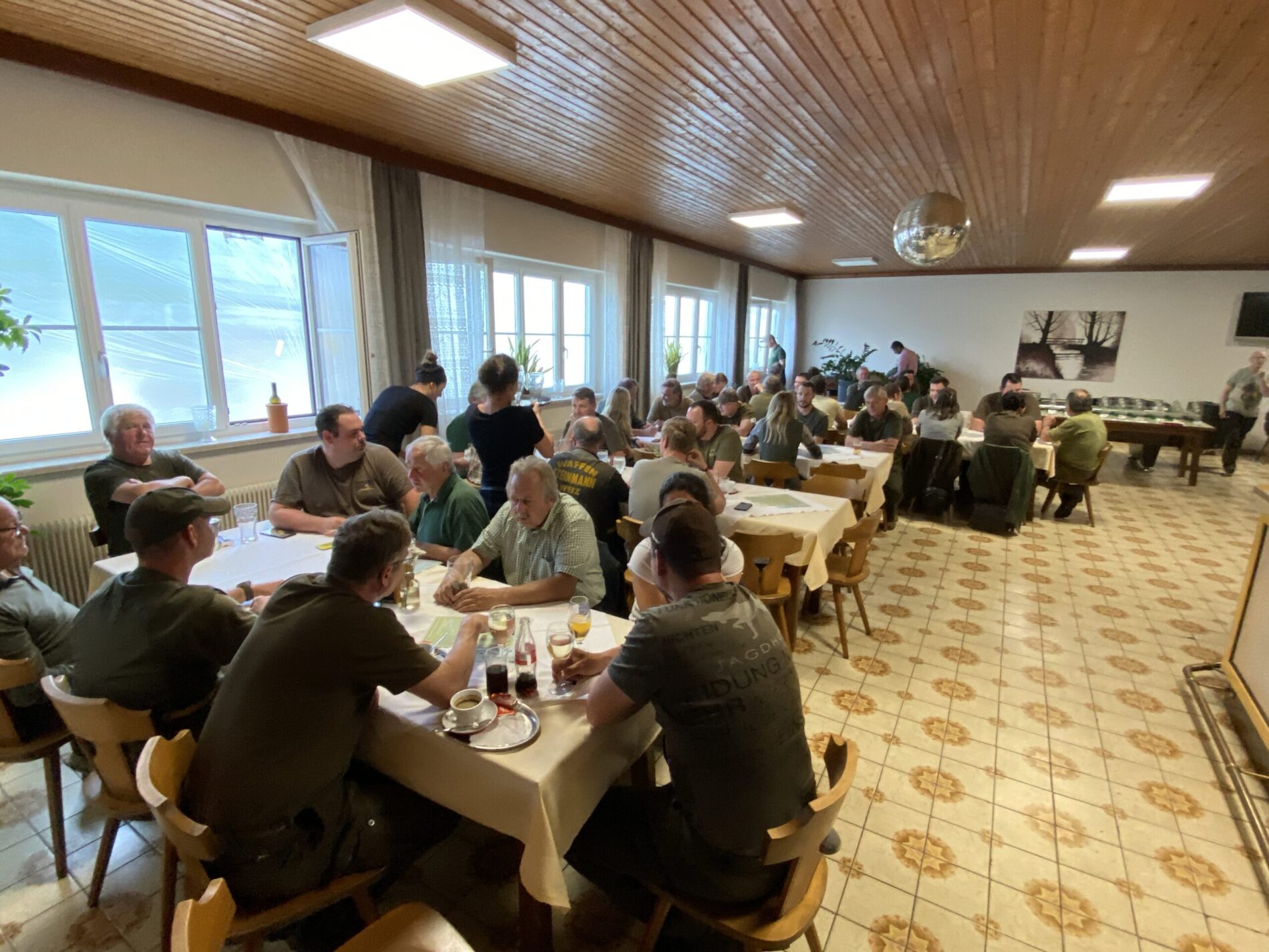 Festliches Zusammensitzen während des 3. Steirischen Jagdcups 2024.