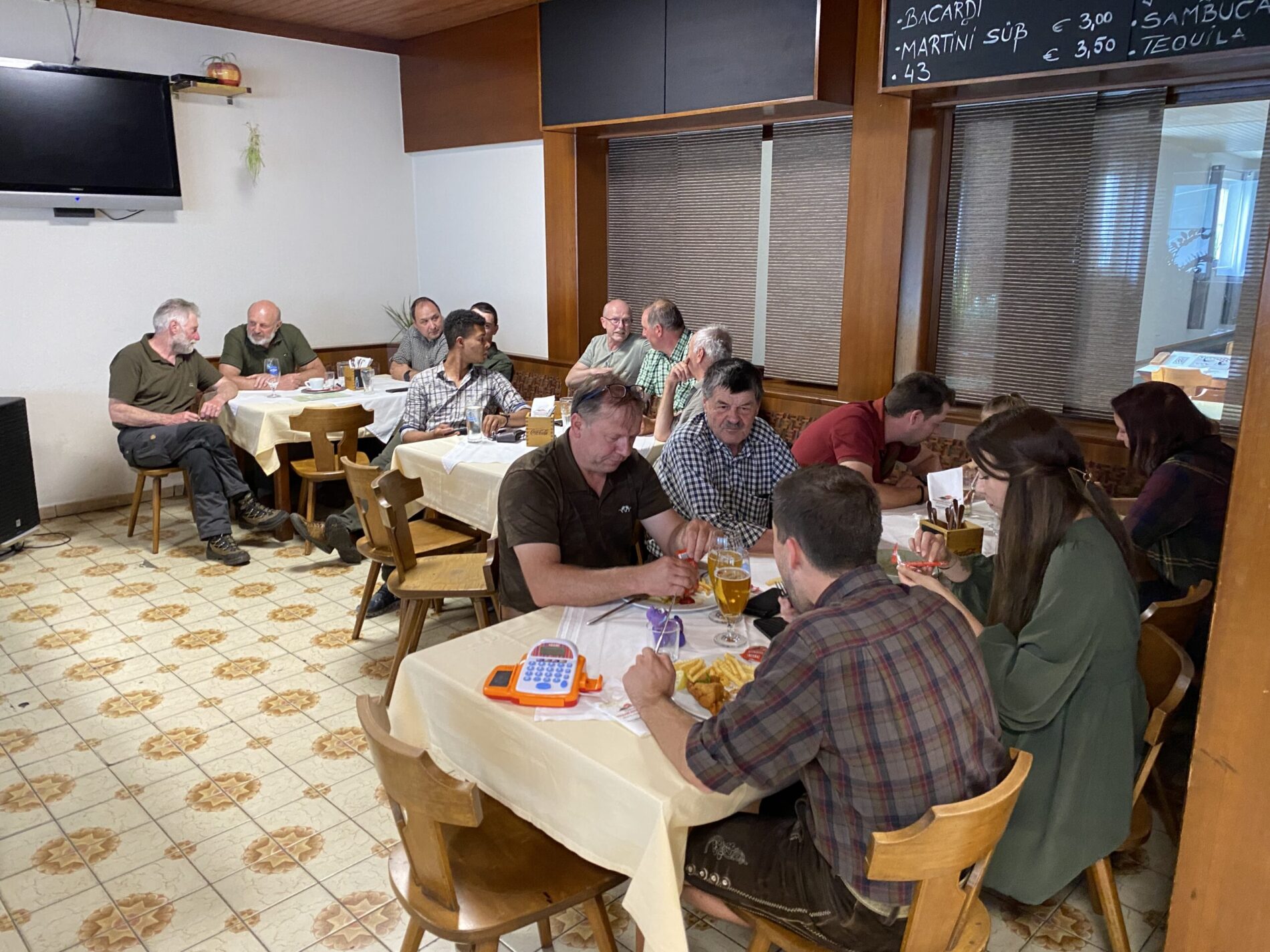 Festliches Zusammensitzen während des 3. Steirischen Jagdcups 2024.