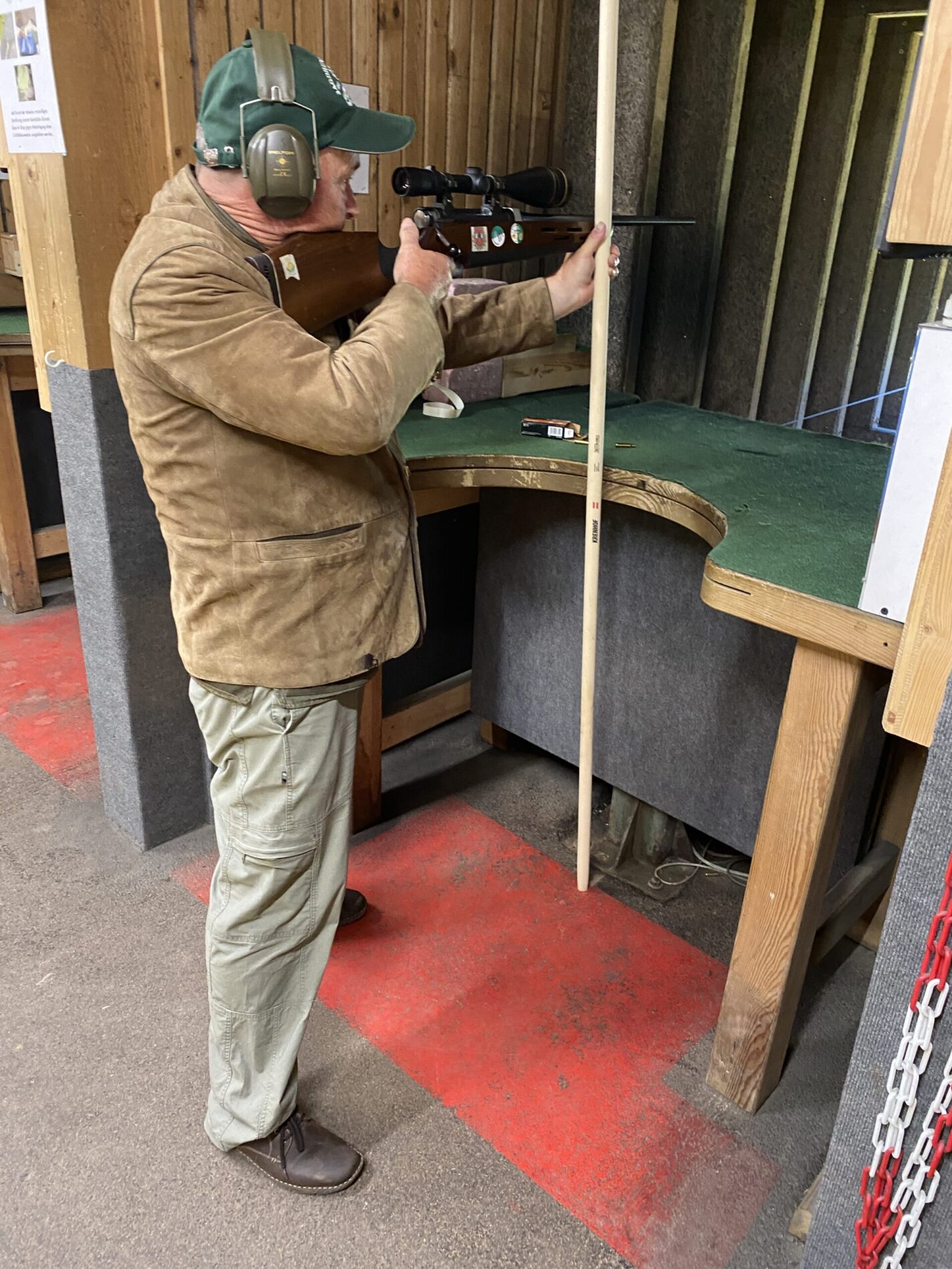 Ein Schütze in Aktion während des Jagdlichen Kombinationswettbewerbs. Die Schießvariante ist angestrichen stehend.