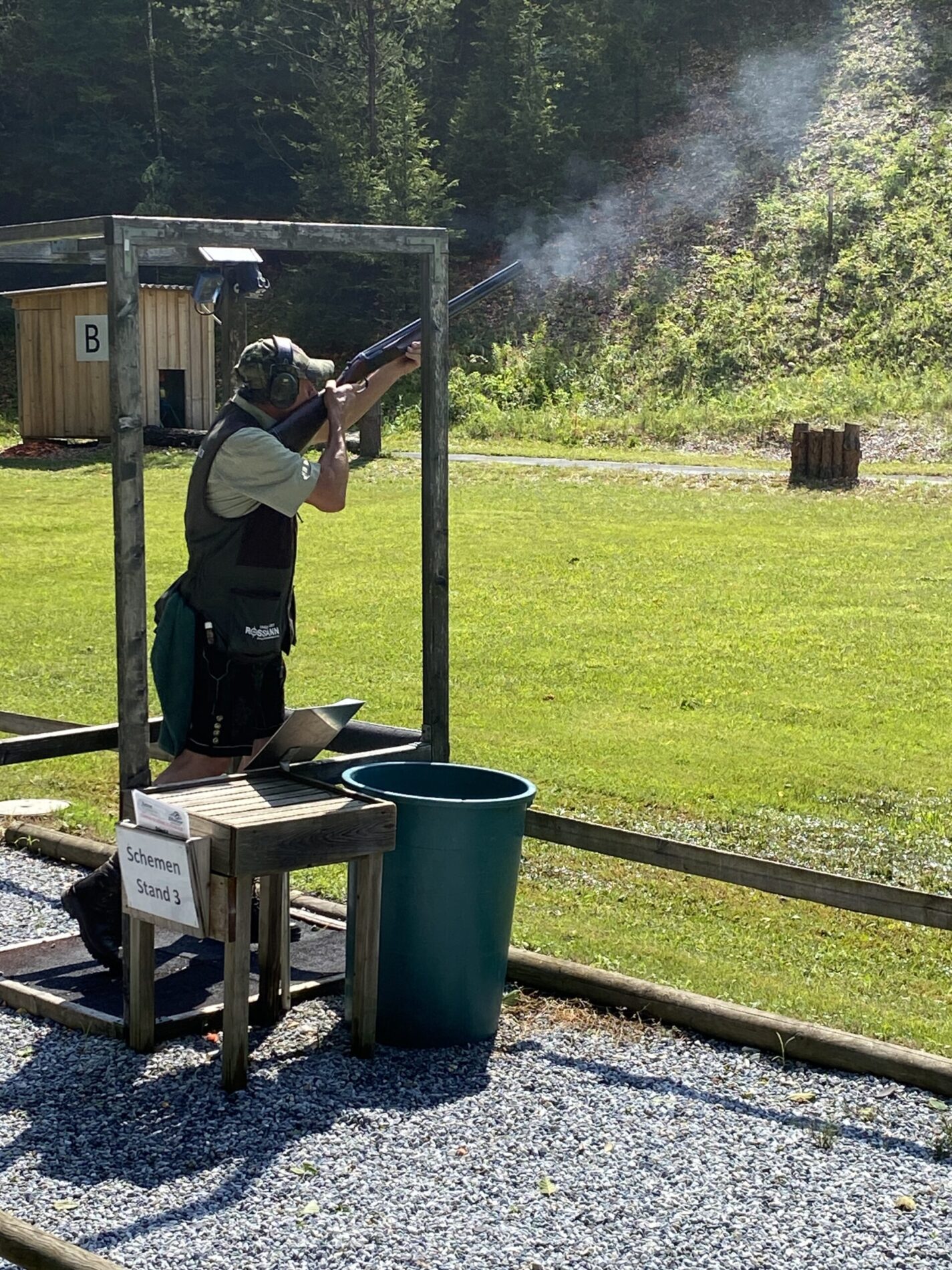 Eine Flintenschütze in Aktion während des Jaglichen Kombinationswettbewerbs 2024.