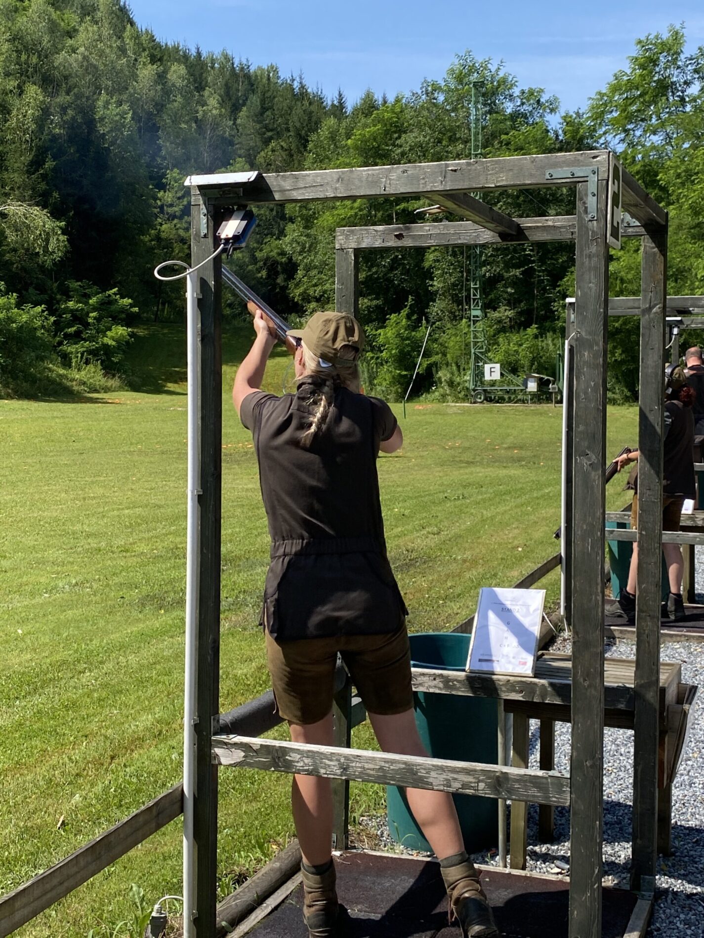 Eine Flintenschützin in Aktion während des Jaglichen Kombinationswettbewerbs 2024.