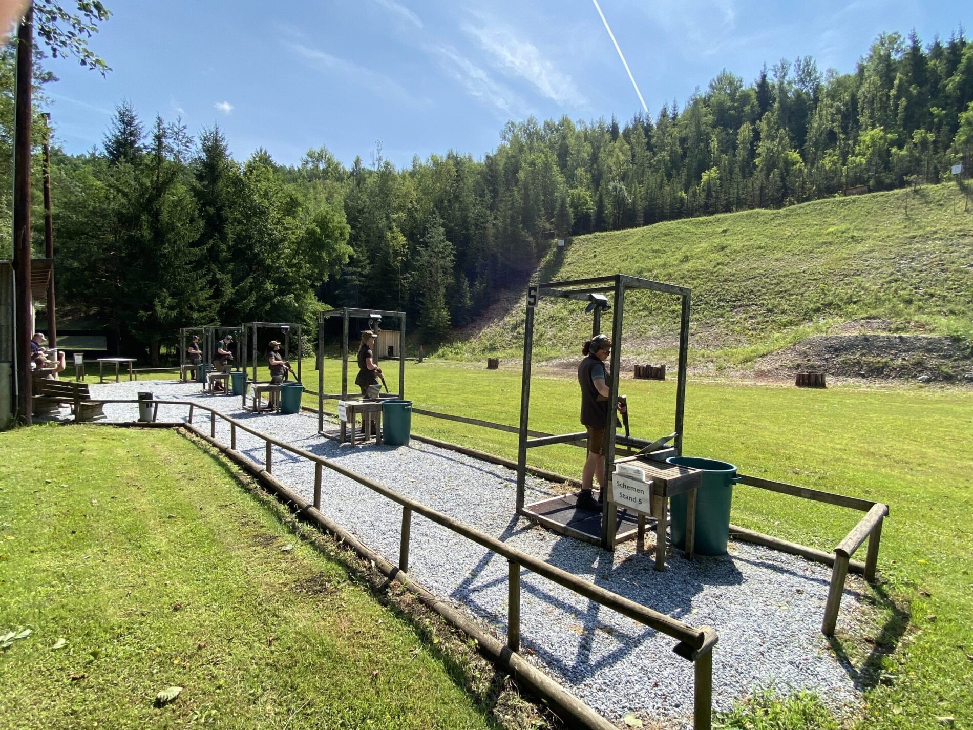 Fünf Flintenschützen und Schützinnen beim Flintenstand während des Jagdlichen Kombinationswettbewerbs.