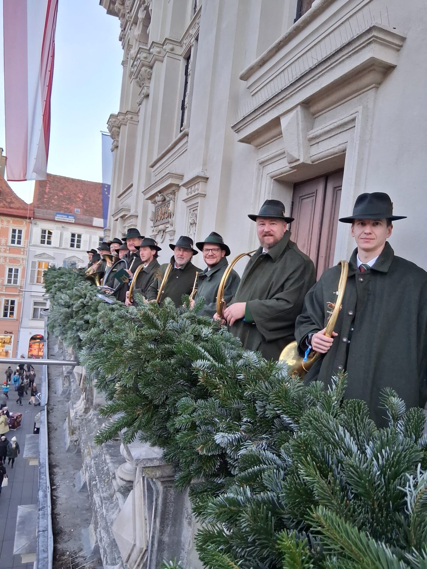 Die Grazer Jagdhornbläser auf dem Rathausbalkon.